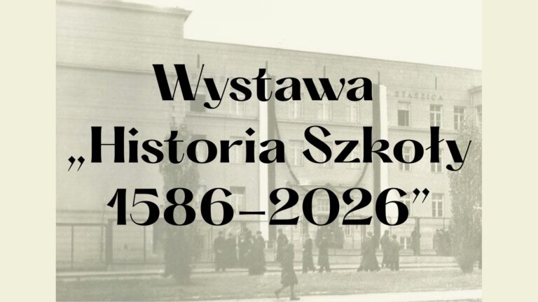 Grafika przedstawia plakat informacyjny o wystawie zatytułowanej: „Wystawa 'Historia Szkoły 1586–2026’” Tekst umieszczony jest centralnie, dużą, czarną czcionką o klasycznym, eleganckim kroju szeryfowym. Cytaty wokół tytułu mają formę ozdobnych cudzysłowów dolnych i górnych, stosowanych w języku polskim. Słowo „Wystawa” znajduje się u góry, następnie pod nim wyśrodkowany jest tytuł „Historia Szkoły”, a na samym dole przedział lat: 1586–2026, co sugeruje, że szkoła obchodzi 440-lecie istnienia. Tło grafiki to wyblakłe, czarno-białe lub sepiowe zdjęcie archiwalne, przedstawiające budynek szkoły – prosty, kilkukondygnacyjny gmach z jasnej cegły. Na jego fasadzie w górnej części można dostrzec słabo widoczne napisy – najprawdopodobniej nazwa szkoły. Przed budynkiem widoczny jest plac lub dziedziniec szkolny, ogrodzony metalowym płotem z bramą. Na pierwszym planie znajduje się grupa osób ubranych w dawne stroje – długie płaszcze i suknie – prawdopodobnie uczniowie lub nauczyciele. Sylwetki te są rozmazane i niewyraźne, co może wskazywać na bardzo starą fotografię. Część osób stoi, część idzie, co wprowadza lekki ruch w kompozycji. Cała kompozycja jest delikatnie rozjaśniona – możliwe, że zastosowano efekt przezroczystości zdjęcia w tle, aby uwypuklić czarny tekst wystawy. Ogólny charakter plakatu: uroczysty, historyczny, z nutą sentymentalizmu