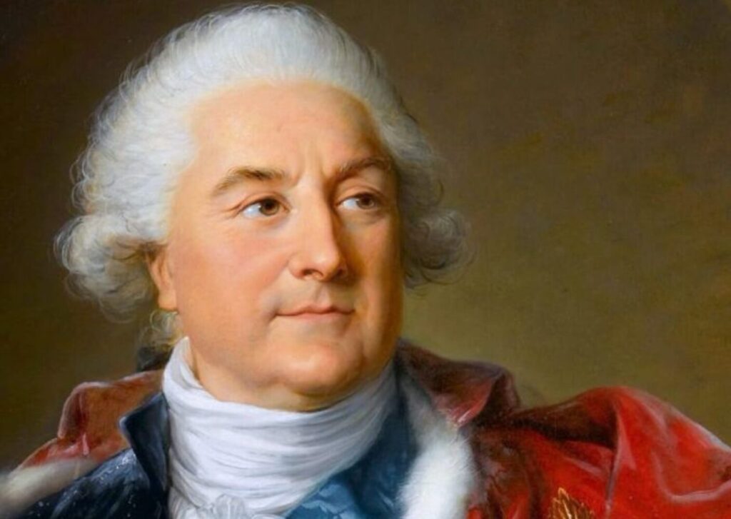 Na obrazie znajduje się portret mężczyzny przedstawionego od klatki piersiowej w górę, zwróconego lekko w lewo (z punktu widzenia widza), z głową skierowaną również w lewo, ale wzrokiem patrzącego nieco w bok, jakby w dal. Twarz ma pełną, z gładką, jasnoróżową cerą i delikatnym rumieńcem na policzkach. Czoło jest wysokie i odsłonięte. Oczy są małe, osadzone dość głęboko, z ciemnymi źrenicami. Brwi są cienkie, dobrze wyczesane, a nos szeroki i prosty. Usta są zamknięte, w wyrazie spokojnym, z lekkim uśmiechem. Na twarzy nie widać zarostu. Włosy mężczyzny są całkowicie siwe, bujne, charakterystycznie ułożone – wysoko nad czołem i rozłożone falami na boki, z lekko kręconymi końcówkami, sięgającymi karku. Fryzura przypomina styl peruk noszonych w XVIII wieku. Ubranie mężczyzny jest bogate i eleganckie – nosi błękitny frak lub kaftan z widocznym białym kołnierzem oraz obszerną, białą chustą wiązaną na szyi. Na wierzchu ma czerwony płaszcz z futrzanym, białym brzegiem (prawdopodobnie z gronostaja), symbolizujący wysoki status społeczny – być może arystokrację lub dostojnika. W tle obrazu znajduje się gładkie, ciemne, jednolite tło w odcieniach brązu i oliwki, które uwypukla postać i skupia uwagę wyłącznie na niej. Styl portretu jest realistyczny, dopracowany, typowy dla malarstwa portretowego XVIII wieku – szczególną uwagę poświęcono światłu na twarzy, miękkim przejściom tonalnym i detalom tkanin. Obraz emanuje godnością i spokojem, a przedstawiona postać sprawia wrażenie pewnej siebie, dumnej i dostojnej.