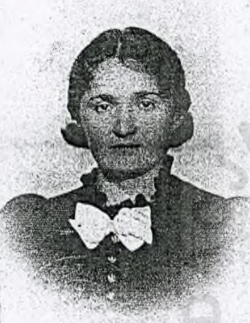 Na zdjęciu widoczna jest czarno-biała, wyraźnie postarzała fotografia kobiety, wykonana najprawdopodobniej w drugiej połowie XIX wieku. Jest to portret studyjny, przedstawiający kobietę od klatki piersiowej w górę, w pozycji frontalnej – twarz skierowana jest bezpośrednio w stronę obiektywu. Zdjęcie ma ziarnistą strukturę, co sugeruje, że zostało wykonane starą techniką fotograficzną i wielokrotnie powielane lub kopiowane. Wygląd postaci: Kobieta ma spokojny, poważny wyraz twarzy. Twarz jest pociągła, o prostym, szerokim czole, gładkiej cerze i wyraźnych brwiach. Nos długi, prosty, usta wąskie i zaciśnięte, bez uśmiechu. Jej oczy są ciemne i skupione, patrzą bezpośrednio na widza. Włosy ciemne, gładko zaczesane do tyłu, rozdzielone równym przedziałkiem na środku głowy, a następnie spięte nisko po bokach w gładkie, zwarte koki lub wałki – typowa fryzura kobieca z połowy XIX wieku. Strój: Ubrana jest w ciemną, zapewne czarną lub granatową suknię z wysokim zapięciem pod szyję. Na szyi znajduje się biała, ozdobna kokarda – bardzo duża, rzucająca się w oczy, wykonana z jasnej tkaniny, być może z koronkowym wykończeniem. Kołnierzyk sukni również jasny, sztywny, podkreślający elegancki charakter stroju. Na przodzie sukni widoczne są równo rozmieszczone guziki. Strój kobiety świadczy o tym, że portret miał uroczysty lub oficjalny charakter. Może to być zdjęcie pamiątkowe, np. wykonane z okazji małżeństwa, do dokumentów lub jako portret rodzinny. Charakterystyka techniczna: Zdjęcie jest mocno kontrastowe, o ciemnym konturze postaci i wyblakłym tle. Tło jest jasne, niemal białe, pozbawione jakichkolwiek szczegółów, co potęguje wrażenie skupienia na twarzy i górnej części sylwetki kobiety. Wrażenie ogólne: Portret emanuje powagą i statycznością. Styl ubioru, fryzura i technika fotografii wskazują na drugą połowę XIX wieku. Kobieta wygląda na osobę stateczną, zapewne wykształconą lub pochodzącą z rodziny o ugruntowanej pozycji społecznej. Obraz ten stanowi świadectwo epoki i stylu życia kobiet z tamtego czasu.