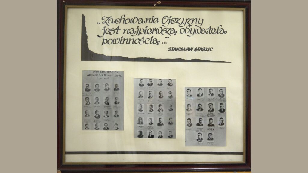 Trzy prostokątne plansze z fotografiami uczniów i podpisami pod nimi. Nad nimi widnieje cytat w języku polskim: „Zachowanie Ojczyzny jest najpierwszą obywatela powinnością…” – Stanisław Staszic. Wszystko na jasnym tle w drewnianej ramie. Zdjęcia są prostokątne, podpisane imieniem i nazwiskiem.