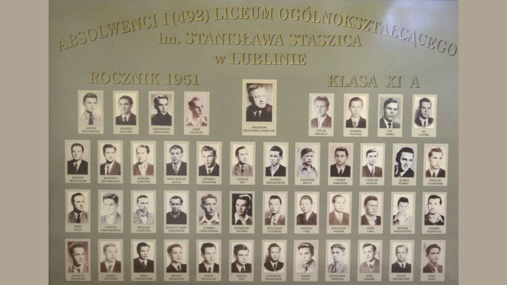 Analogiczny układ do poprzedniego zdjęcia. Centralnie na górze – portret nauczyciela, prof. Franciszka Szalbisa. Nad nim tytuł i dane szkoły. Portrety uczniów rozmieszczone w równych kolumnach i rzędach. U dołu imiona i nazwiska. Plansza w kolorze jasnoszarym.