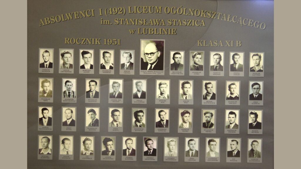 Zdjęcie identyczne jak numer 6 – portrety uczniów klasy XI B z roku 1951, z centralnym zdjęciem profesora Komorowskiego. Możliwe, że to duplikat planszy lub inny egzemplarz.