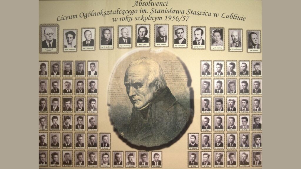 Zdjęcie zawiera liczne czarno-białe portrety w ozdobnych ramkach przypominających styl retro. Centralnie duży wizerunek Stanisława Staszica (rysunek/grafika), na tle cytatu pisanego kursywą. U góry portrety nauczycieli i kadry. Całość zorganizowana symetrycznie. Tło beżowe. Każde zdjęcie ucznia posiada podpis (inicjał imienia i nazwisko).