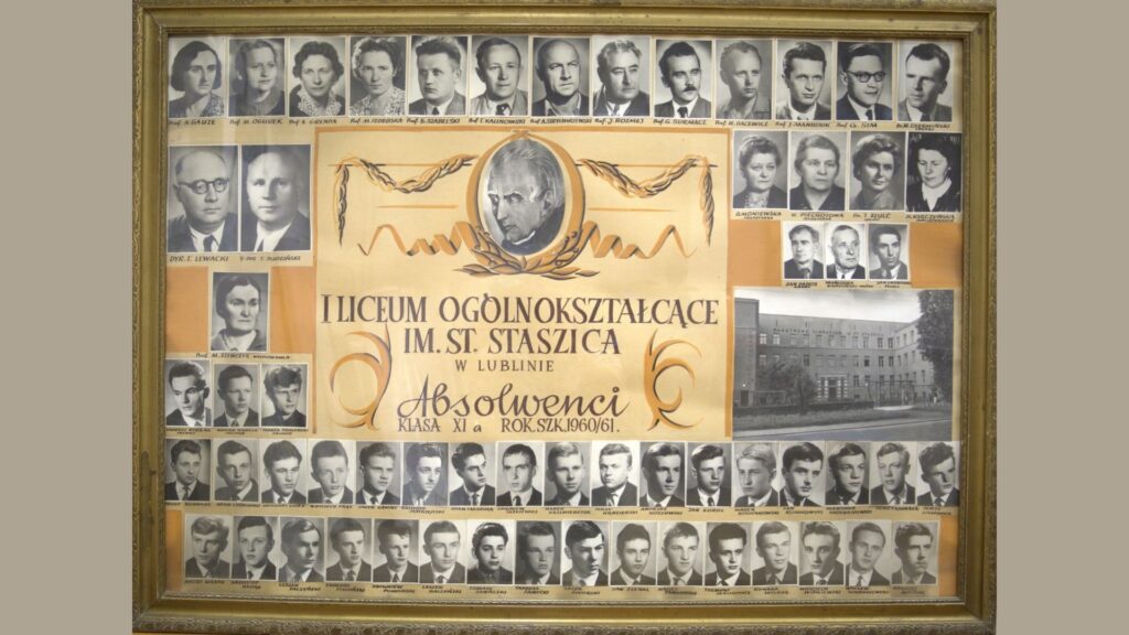 Plansza z dwoma dominującymi kolorami: pomarańczowym i kremowym. Na środku duży napis: „I Liceum Ogólnokształcące im. St. Staszica w Lublinie – Absolwenci klasa XI A, rok szk. 1960/61”. Powyżej – owalny portret Stanisława Staszica. Górna część planszy zawiera czarno-białe zdjęcia nauczycieli (np. dyr. T. Lewacki, prof. M. Szerwec). Po prawej stronie umieszczone zdjęcie budynku szkoły. Dolną połowę stanowią prostokątne zdjęcia uczniów w trzech rzędach, podpisane pełnymi nazwiskami i inicjałami imion.