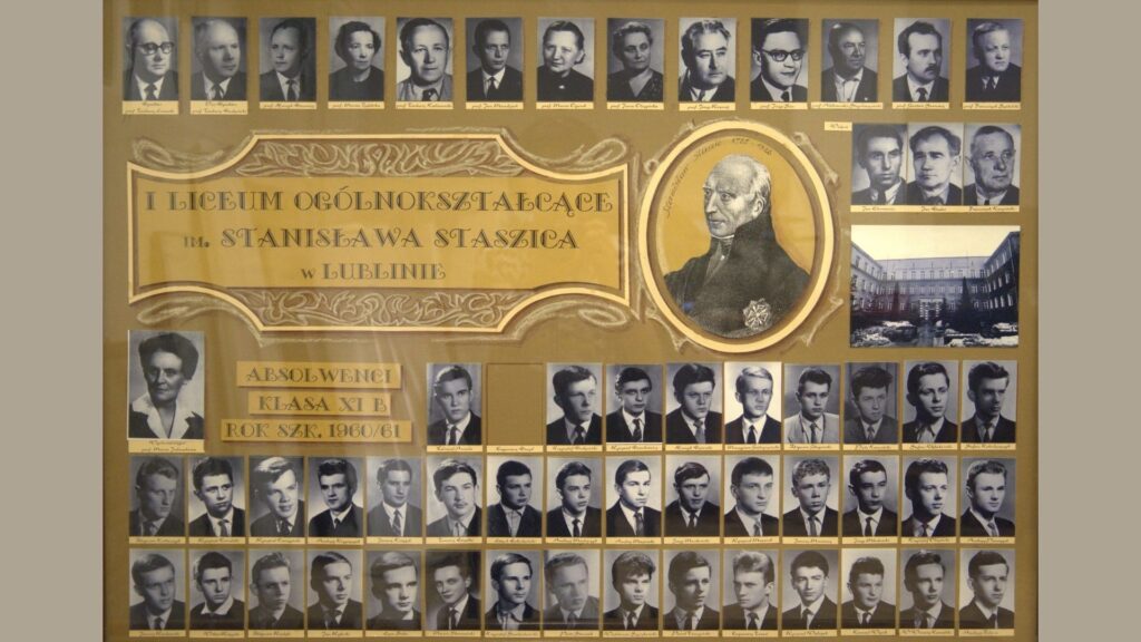 Plansza w złoto-brązowych barwach. W centralnej części znajduje się ozdobny napis: „I Liceum Ogólnokształcące im. Stanisława Staszica w Lublinie”. Poniżej – napisy „Absolwenci Klasa XI B Rok szk. 1960/61” i rysunek portretowy Stanisława Staszica z datą jego życia 1755–1826. Górna część planszy zawiera prostokątne zdjęcia nauczycieli. Obok – czarno-biała fotografia dziedzińca szkolnego. Niżej – zdjęcia absolwentów rozmieszczone w trzech rzędach, podpisane imieniem i nazwiskiem (np. „Tadeusz Pawlak”, „Zbigniew Stępień”).