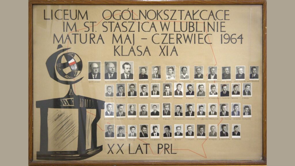 Na jasnym tle, duży napis: „Liceum Ogólnokształcące im. St. Staszica w Lublinie – Matura maj–czerwiec 1964 – klasa XI A”. Po lewej stronie graficzne przedstawienie globusa i cokołu. Obok, w dwóch rzędach, zdjęcia kadry nauczycielskiej z podpisami. Niżej – fotografie uczniów ułożone w prostokątnej siatce, każde zdjęcie podpisane pełnym imieniem i nazwiskiem (np. „Z. Pieńko”, „A. Orzełek”). Na dole czerwony napis „XX lat PRL”.