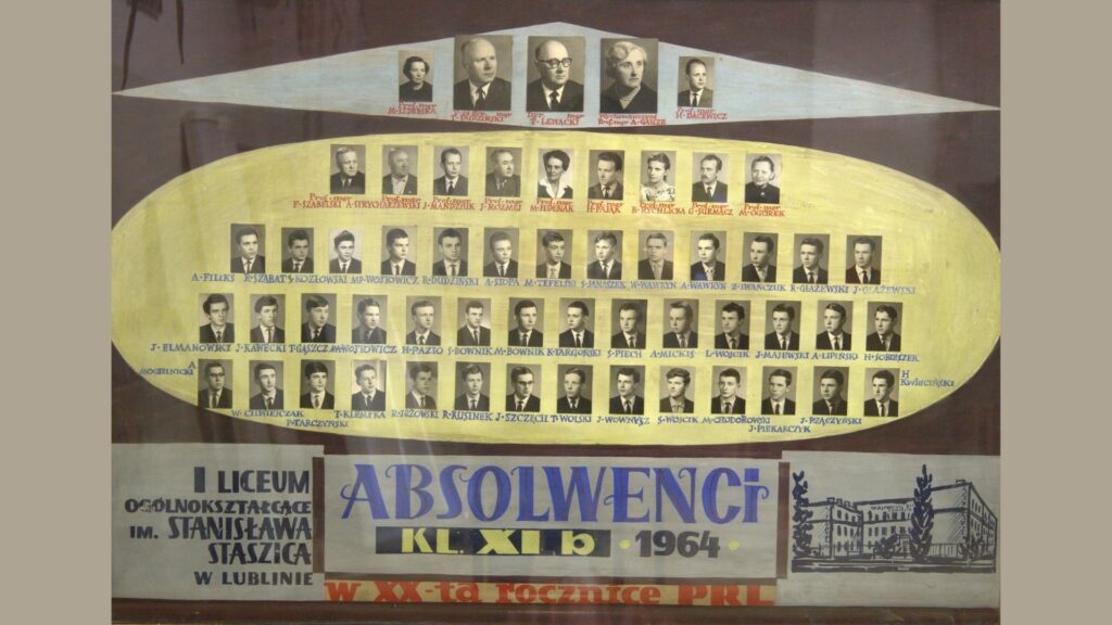 Plansza ma kształt elipsy wpisanej w prostokątne tło. Tytuł: „Absolwenci kl. XI B 1964 – I Liceum Ogólnokształcące im. Stanisława Staszica w Lublinie – w XX-tą rocznicę PRL”. Górna część zawiera zdjęcia dyrekcji i nauczycieli. Główna elipsa zawiera portrety uczniów rozmieszczone w czterech rzędach, podzielonych liniami. Na samym dole rysunek szkoły i napis „Absolwenci”.