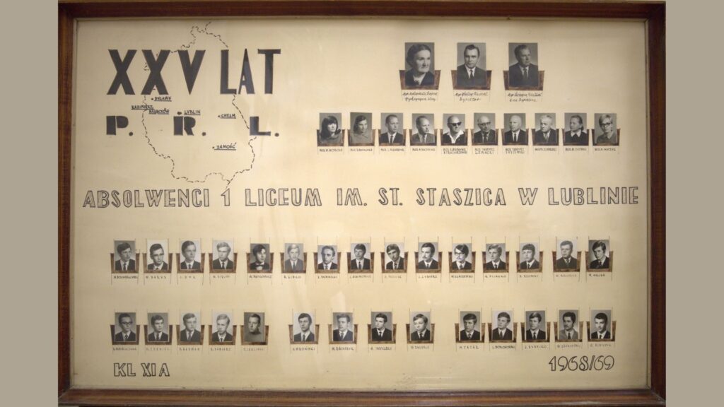 Na jasnym tle czarny napis: „XXV LAT P.R.L.” z mapą Polski i zaznaczonymi miastami (Kazimierz, Nałęczów, Lublin, Zamość, Chełm, Puławy). Poniżej: „Absolwenci I Liceum im. St. Staszica w Lublinie – kl. XI A – 1968/69”. W górnej części – zdjęcia nauczycieli i kadry kierowniczej. Niżej – dwa rzędy zdjęć uczniów w układzie prostokątnym, każde podpisane nazwiskiem i inicjałem imienia.