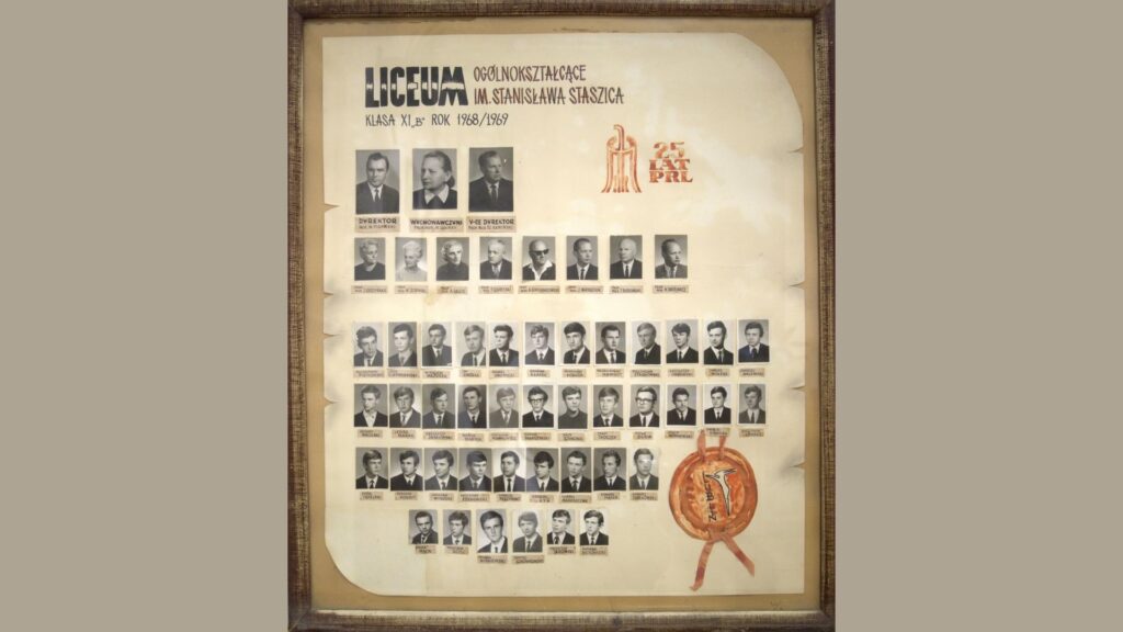 Kompozycja prosta. Na górze tytuł: „Liceum Ogólnokształcące im. Stanisława Staszica – klasa XI B – rok 1968/1969”. Po lewej i prawej stronie zdjęcia kadry: dyrektor, wicedyrektor, wychowawcy i nauczyciele. Poniżej – zdjęcia uczniów (prostokątne, czarno-białe) rozmieszczone w kilku rzędach. W prawym dolnym rogu czerwona pieczęć z symbolem szkoły.