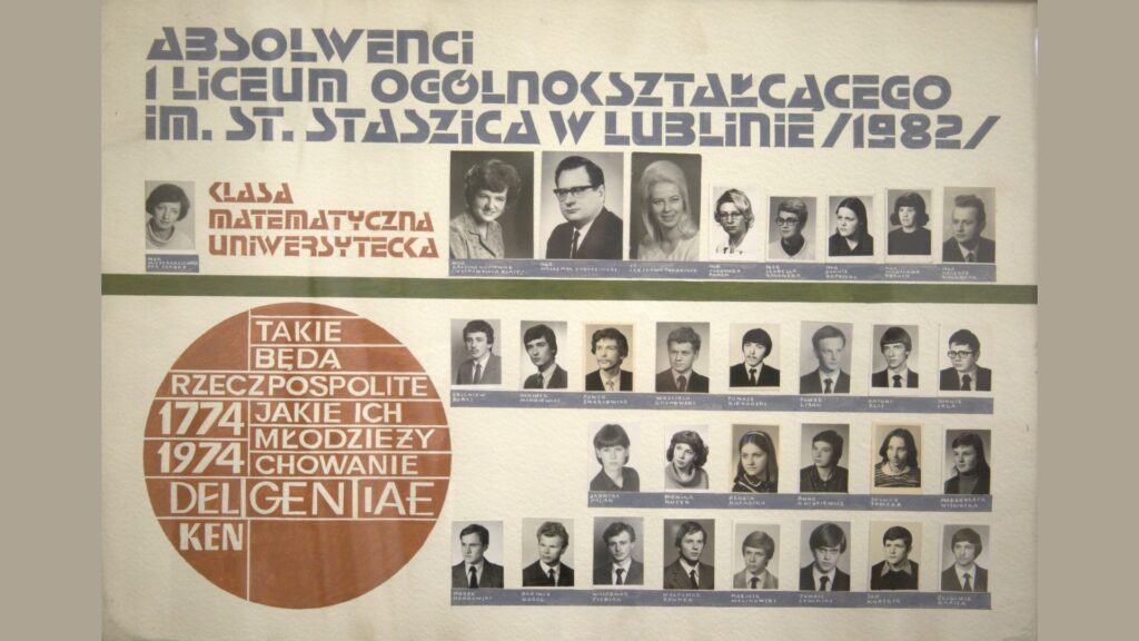 Plansza utrzymana w jasnobeżowej kolorystyce z dominującym dużym niebieskim napisem na górze: „Absolwenci I Liceum Ogólnokształcącego im. St. Staszica w Lublinie /1982/”. Po lewej stronie w czerwonym kolorze napis „Klasa Matematyczna Uniwersytecka” oraz zdjęcie wychowawczyni – mgr Anny Raczkiewicz. Na środku i górze: portrety nauczycieli – kobiety i mężczyźni w eleganckich strojach. Pod nimi dwurzędowy układ zdjęć uczniów – 24 czarno-białe zdjęcia w prostokątnych ramkach. Każde zdjęcie podpisane imieniem i nazwiskiem. Z lewej strony czerwony okrąg z cytatem z roku 1774 i 1974: „Takie będą Rzeczypospolite, jakie ich młodzieży chowanie. Deligentae KEN”.