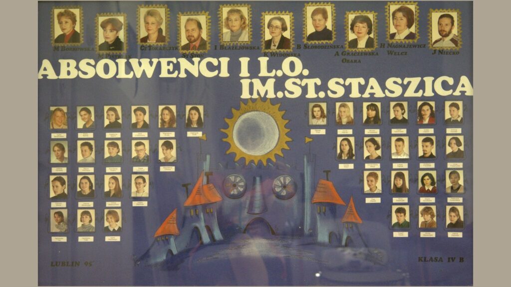 Tło niebieskie z graficzną ilustracją bajkowego zamku i słońcem w środku. Na górze – portrety nauczycieli ujęte w graficzne ramki przypominające znaczki pocztowe. Duży biały napis: „Absolwenci I L.O. im. St. Staszica”, pod nim mniejsze: „Lublin 95” i „Klasa IV B”. Poniżej – zdjęcia uczniów, tym razem kolorowe. Rozmieszczone równomiernie w 4 rzędach, podpisane.