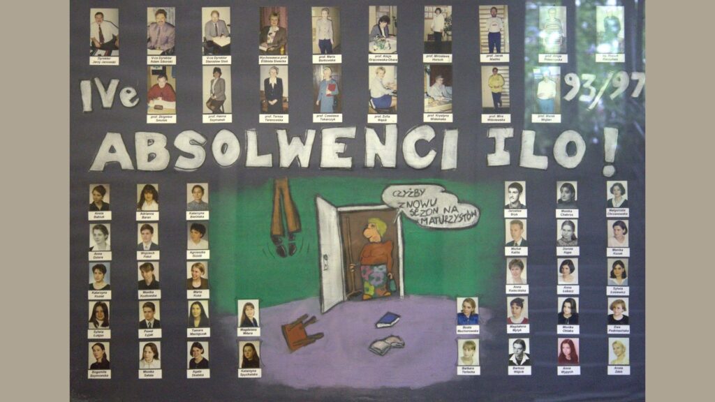 Plansza ciemna, artystyczna. Tło przedstawia zielono-fioletowe wnętrze pokoju z narysowaną scenką komiksową: kobieta patrzy w stronę drzwi i mówi: „Czyżby znowu sezon na maturzystów?” Nad nią wiszą... spodnie maturzysty. Na górze – kolorowe zdjęcia nauczycieli, podpisane. Niżej – zdjęcia uczniów (czarno-białe i kolorowe) w pięciu rzędach, podpisy wyraźne, czytelne.