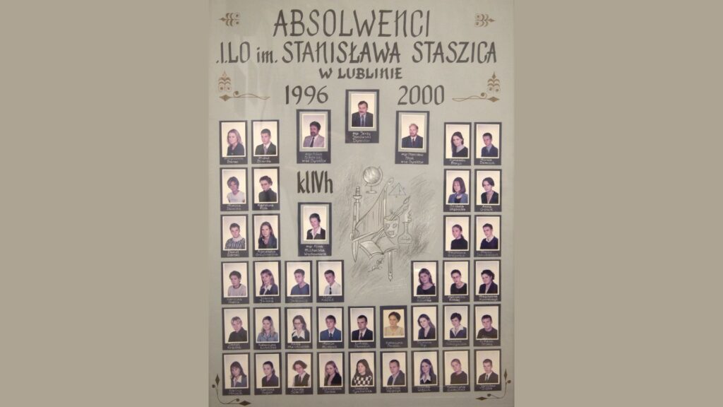 Szara plansza z ozdobnym rysunkiem w centrum: książki, globus, laska, wagi i cyrkiel – symbole nauki. Góra – zdjęcia dyrekcji i nauczycieli. Po bokach – pionowe kolumny z portretami uczniów, wszystkie czarno-białe, podpisane. Na dole – dwa rzędy zdjęć, razem około 36 uczniów.