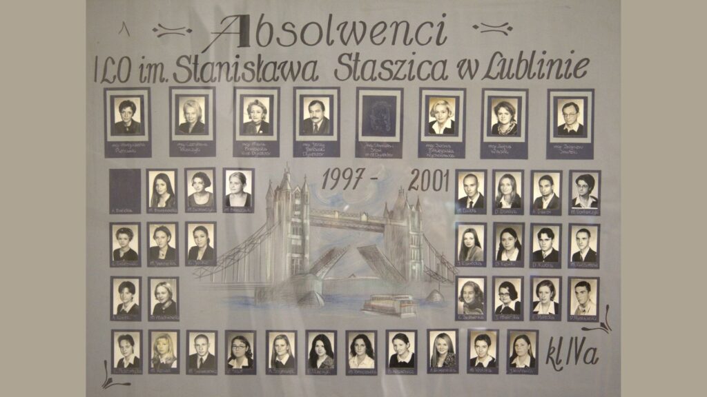 Plansza utrzymana w stylu rysunkowym, w tle szczegółowy rysunek mostu Tower Bridge w Londynie. Górna część: zdjęcia kadry pedagogicznej i wychowawców, w granatowych ramkach. Niżej – trzy rzędy zdjęć uczniów (czarno-białe). Każdy podpisany imieniem i nazwiskiem. Całość uporządkowana i symetryczna. Dolny podpis: „kl. IVa”.