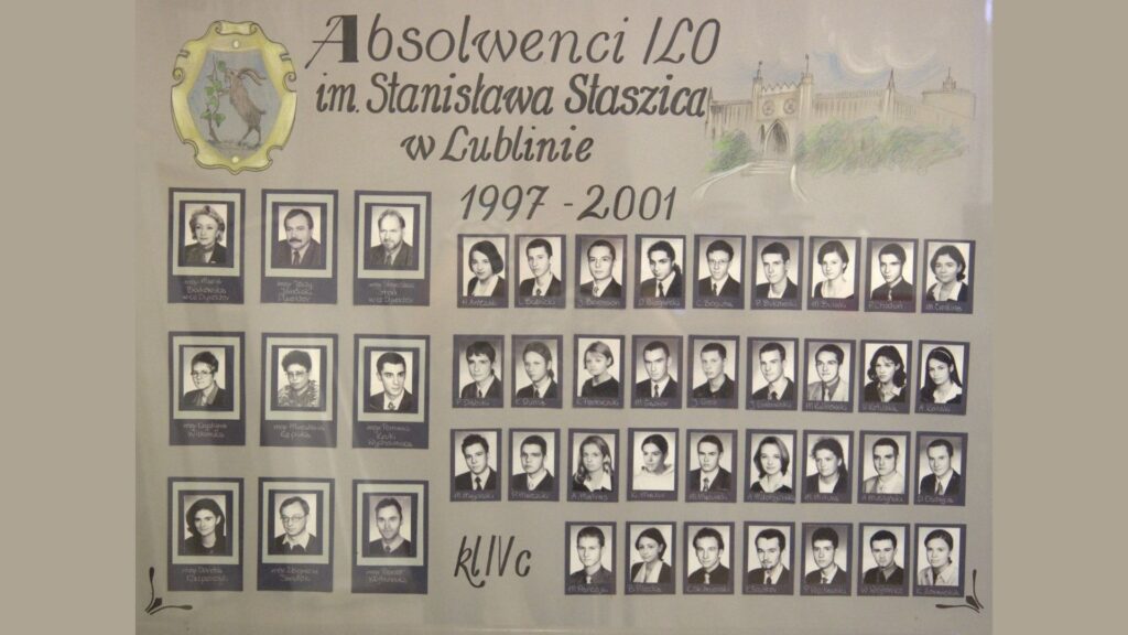 Szara plansza z rysunkiem Zamku Lubelskiego w tle. Góra – herb z ptakiem w ramce i portrety nauczycieli w dwóch rzędach. Niżej – trzy rzędy zdjęć uczniów (czarno-białe), podpisane. U dołu – duży podpis: „kl. IVc”.