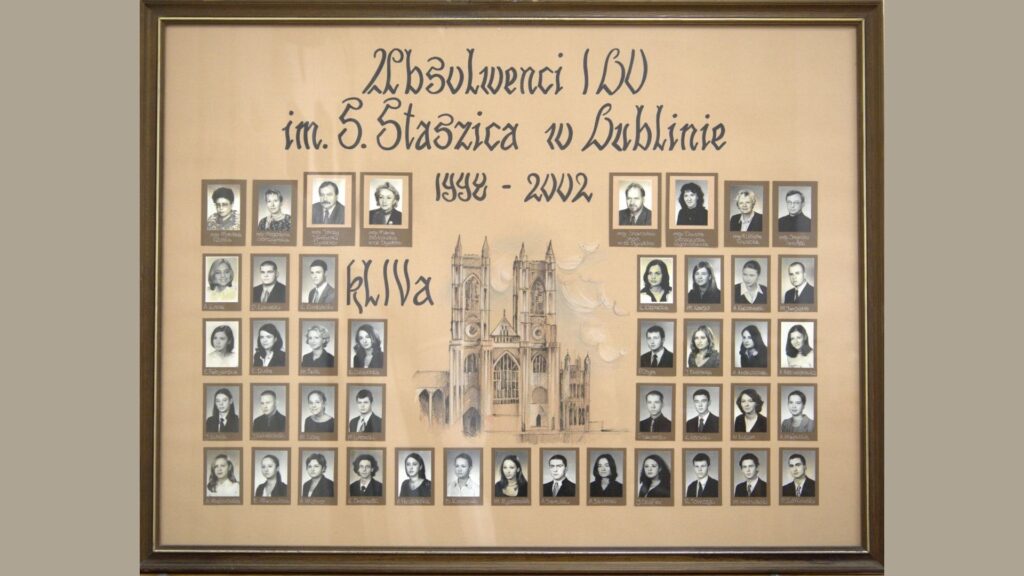 Tło w kolorze pergaminu. Na górze – ozdobny napis „Absolwenci I LO im. S. Staszica w Lublinie” i lata „1999–2002”. W centrum – szczegółowy rysunek gotyckiej katedry. Po bokach – portrety nauczycieli, a niżej – dwa rzędy zdjęć uczniów (czarno-białe w brązowych ramkach), podpisane. W sumie ponad 30 zdjęć. Z lewej podpis: kl. IVa.
