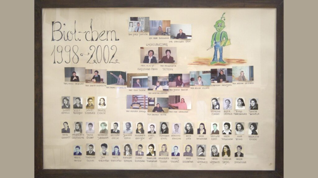 Plansza artystyczna i humorystyczna. Na górze napis: „Biol-chem 1998–2002” z rysunkiem zielonego kosmity w kombinezonie, z zeszytem i linijką. Poniżej – zdjęcia nauczycieli i wychowawców, kolorowe, podpisane ręcznie. Na dole – portrety uczniów (około 40), podpisane imieniem i nazwiskiem, ułożone w 4 rzędach. Różne style fotografii: czarno-białe i kolorowe, różne pozy i tła.