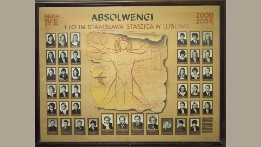 Tło jasnobeżowe z rysunkiem w stylu renesansowym. W centrum znajduje się szkic „Człowieka witruwiańskiego” Leonarda da Vinci, czyli nagiego mężczyzny z rozłożonymi kończynami wpisanego w okrąg i kwadrat. Po lewej i prawej stronie – czarno-białe zdjęcia uczniów w brązowych ramkach, podpisane. Na dole – portrety nauczycieli oraz prostokątne ramki z dodatkowymi nazwiskami. W lewym górnym rogu: napis KLASA IVE.
