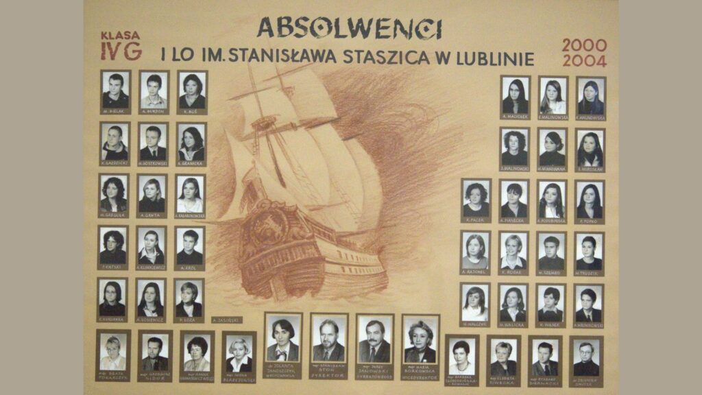 Tło stylizowane na stary papier, z rysunkiem dużego żaglowca w kolorze sepii, widocznego z przodu i lekko z boku – w pełnych żaglach, płynącego przez fale. Po lewej i prawej stronie – zdjęcia uczniów w brązowych ramkach, ułożone w prostokąty. Na dole planszy – zdjęcia nauczycieli. Po lewej stronie: KLASA IVG, po prawej – lata 2000–2004. Napis „Absolwenci I LO im. Stanisława Staszica w Lublinie” centralnie u góry.