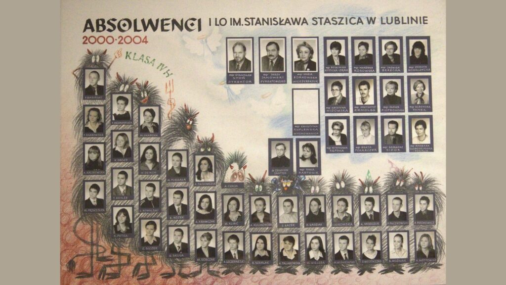 Białe tło z kolorowymi, zabawnymi postaciami – przypominają czarne stworki z kolorowymi oczami i pazurkami, układające się w ramę planszy. Zdjęcia uczniów (czarno-białe, w granatowych ramkach) umieszczone są wśród tych postaci – co tworzy efekt zabawy. W centrum – zdjęcia nauczycieli, w dwóch grupach. U góry: napis „ABSOLWENCI 2000–2004”, a pod nim: „I LO im. Stanisława Staszica w Lublinie”. Na lewo wpisane hasło zieloną kredką: „KLASA IVH”.