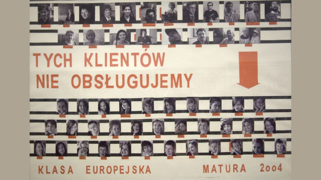 Plansza z jasnym tłem i bardzo nowoczesnym, satyrycznym wyglądem. W centrum – duży czerwony napis: „TYCH KLIENTÓW NIE OBSŁUGUJEMY” Poniżej – czerwono-czarna strzałka skierowana w dół, prowadząca do zdjęć uczniów. Zdjęcia w poziomych pasach przypominających kod kreskowy. Nad napisem – zdjęcia nauczycieli. Na dole po lewej stronie znajduje się czarno-biała ilustracja królika laboratoryjnego z podpisem: „Nie testowane na zwierzętach”. Całość utrzymana w żartobliwym, graficznym stylu.