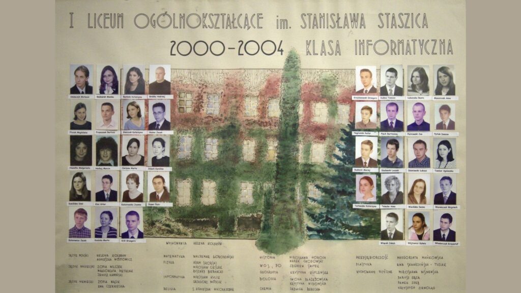 Tło przedstawia rysunek szkoły porośniętej bluszczem, wykonany techniką akwarelową. Po lewej i prawej stronie fasady budynku – rozmieszczone portrety uczniów, w dwóch pionowych kolumnach. Zdjęcia są zarówno kolorowe, jak i czarno-białe, podpisane. U góry napis: „I Liceum Ogólnokształcące im. Stanisława Staszica 2000–2004, Klasa Informatyczna” Na dole planszy – wypisana lista przedmiotów i nazwisk nauczycieli.