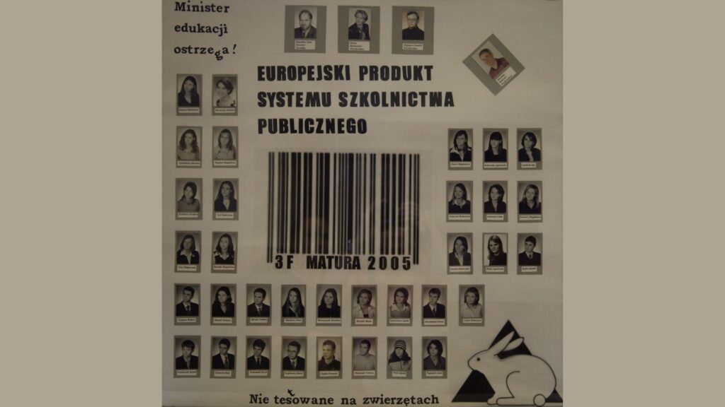 Plansza w formie graficznego manifestu. Tło białe, w centrum duży kod kreskowy z napisem „3F Matura 2005”. Nad kodem – czarny tekst: „Europejski produkt systemu szkolnictwa publicznego” W lewym górnym rogu: „Minister edukacji ostrzega!” Zdjęcia uczniów rozmieszczone są po bokach i na dole kodu – czarno-białe, podpisane. W prawym dolnym rogu – ilustracja białego królika z trójkątnym tłem i napisem: „Nie testowane na zwierzętach”.