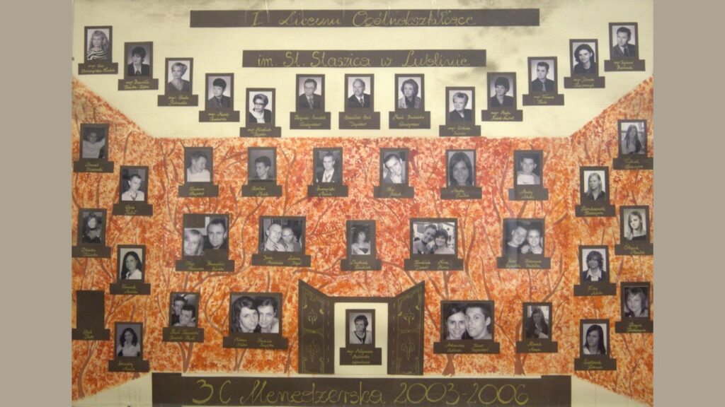 Nietypowe tło – przypominające ścianę pokrytą jesiennymi liśćmi w kolorze ceglastym. Zdjęcia uczniów w czarnych ramkach z podpisami – część to pojedyncze portrety, a część to fotografie w parach. U góry – zdjęcia dyrekcji i wychowawców. Na dole pośrodku – symboliczne drzwi, przez które „wychodzi” nauczyciel w ramce, jakby „prowadził” klasę. Podpis: „3C Menedżerska 2003–2006” ozdobnym, złotym pismem.