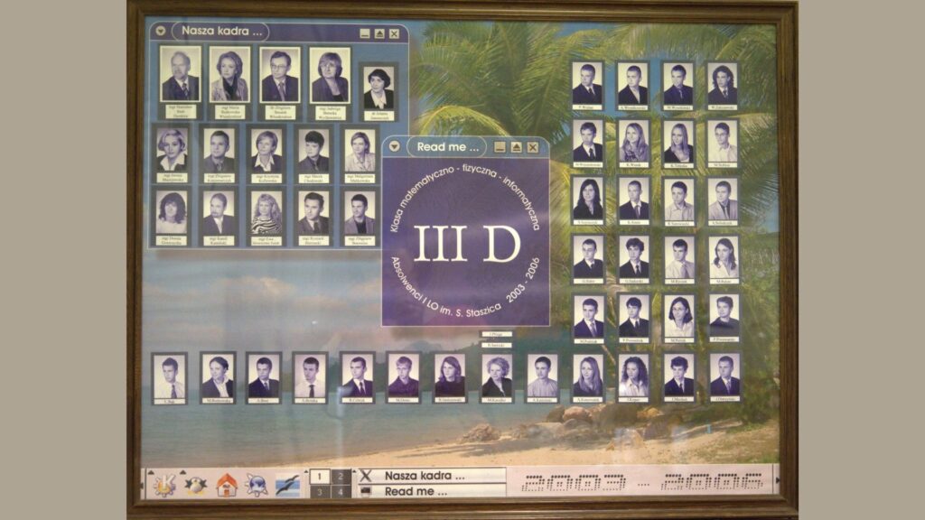 Tło stanowi zdjęcie egzotycznej plaży z palmami i błękitnym niebem. Zdjęcia nauczycieli ułożone są w oknach przypominających okna systemu operacyjnego Windows z podpisami „Nasza kadra” i „Read me…”. W centrum – fioletowe koło z napisem: „III D – Klasa matematyczno-fizyczno-informatyczna – 2003–2006” Na dole – pasek przypominający pasek zadań komputera z ikonami. Zdjęcia uczniów rozmieszczone są po bokach i u dołu.