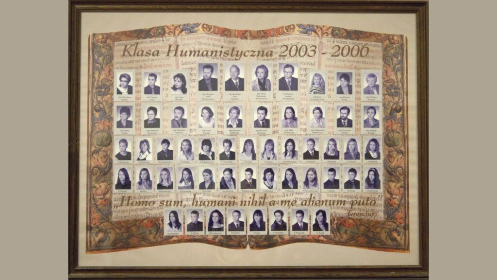 Tło przypomina średniowieczny manuskrypt – stylizowany pergamin z ornamentami kwiatowymi po bokach. Zdjęcia uczniów i nauczycieli w ramkach przypominających kartki wklejone do księgi. U góry ozdobny napis: „Klasa Humanistyczna 2003–2006” Na dole sentencja łacińska: „Homo sum, humani nihil a me alienum puto” (Jestem człowiekiem, nic co ludzkie nie jest mi obce).