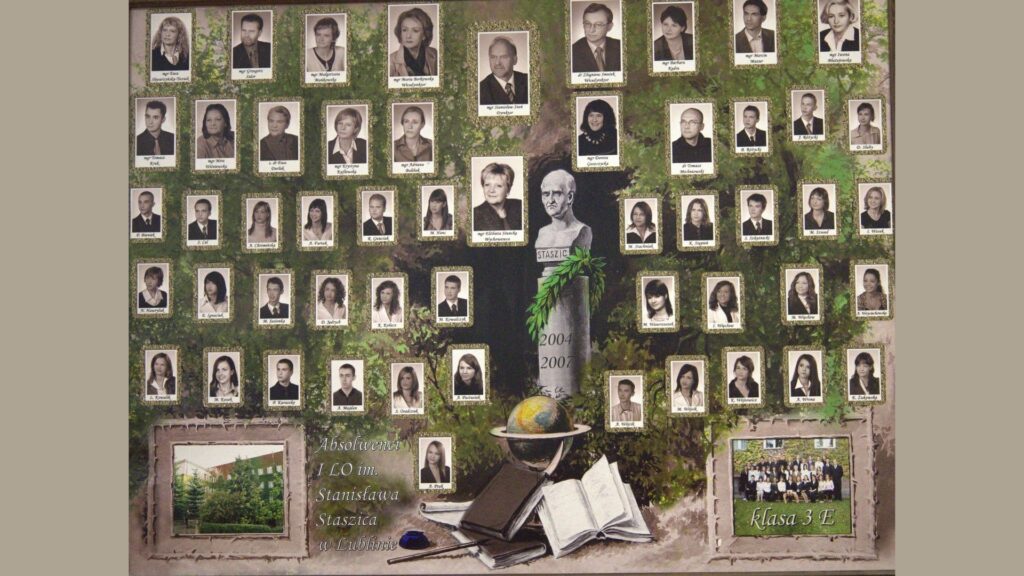 Plansza stylizowana na tło z motywami liści i zieleni, z centralnie umieszczonym popiersiem Stanisława Staszica na cokole z wieńcem laurowym. U dołu widnieje podpis: „Absolwenci I LO im. Stanisława Staszica w Lublinie 2004–2007” W lewym dolnym rogu – zdjęcie szkoły, a w prawym – zdjęcie klasowe w plenerze z napisem „klasa 3E”. Portrety uczniów rozmieszczone w kolumnach wokół pomnika, w jasnych ramkach stylizowanych na ozdobne karty albumu.