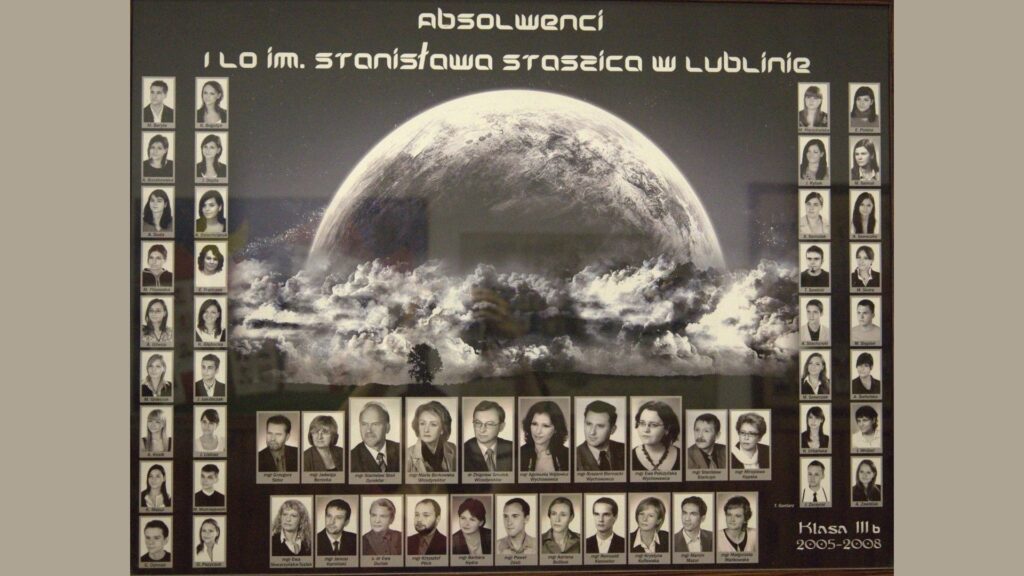 Tablica ma ciemne tło z grafiką kosmosu i widokiem planety częściowo skrytej za chmurami. Napis na górze: „ABSOLWENCI I LO im. Stanisława Staszica w Lublinie”. Klasa: IIIb. Układ: Centralna część to grafika planety, nad którą są zdjęcia nauczycieli – w dwóch rzędach. Po bokach, w pionowych kolumnach, rozmieszczone są portrety uczniów – po lewej i prawej stronie planety. Zdjęcia czarno-białe, podpisane inicjałami i nazwiskami.