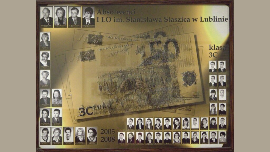 Opis ogólny: Złote tło z motywem graficznym banknotów euro – trzy zakładane na siebie banknoty w kolorze złamanej sepii z napisem „3C euro”. Napis: „Absolwenci I LO im. Stanisława Staszica w Lublinie. Klasa 3C, 2005–2008”. Układ: Górna część: nauczyciele – 2 rzędy zdjęć. Lewa i prawa krawędź: zdjęcia uczniów w kolumnach. Dolna część: zdjęcia uczniów w dwóch poziomych rzędach.