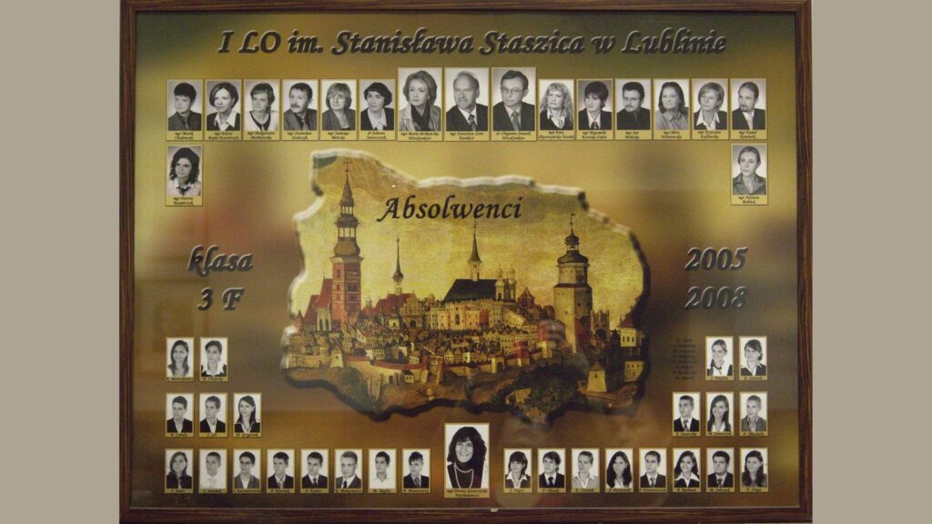 Opis ogólny: Tło stylizowane na mapę Lublina z centralnym rysunkiem panoramy miasta – w barwach sepii. Wieże kościelne, kamienice. Duży napis: „Absolwenci”, klasa 3F. Układ: Nauczyciele rozmieszczeni nad panoramą i po bokach. Uczniowie rozmieszczeni wokół rysunku – zdjęcia czarno-białe, podpisane.
