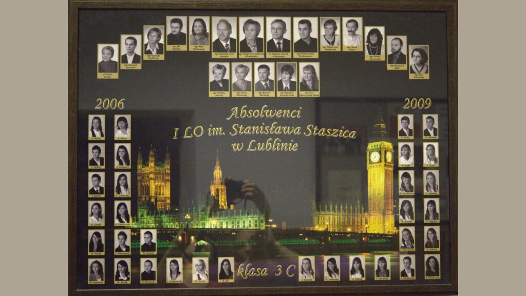 Opis ogólny: Tło nocne – iluminowany gmach brytyjskiego parlamentu z wieżą Big Bena. Tekst: „Absolwenci I LO im. Stanisława Staszica w Lublinie. Klasa 3C. 2006–2009”. Układ: Nauczyciele na górze. Uczniowie w pionowych kolumnach po bokach i jednym dolnym rzędzie. Zdjęcia czarno-białe z podpisami.