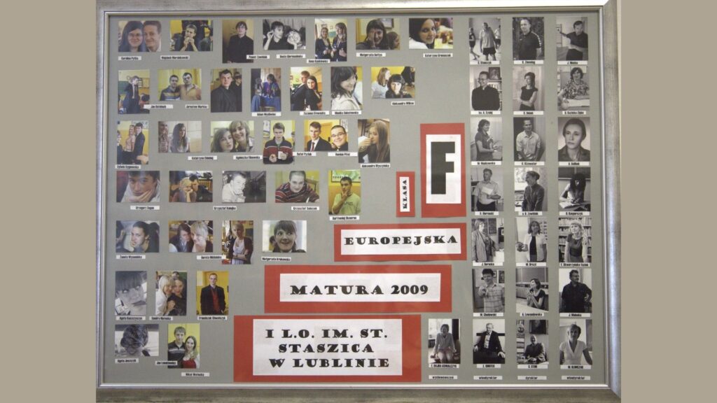 Opis ogólny: Tło szare, w centralnej części napisy wycięte z papieru: „Klasa F”, „Europejska”, „Matura 2009”, „I LO im. St. Staszica w Lublinie”. Zdjęcia kolorowe, w różnych pozach – nieformalne. Układ: Zdjęcia uczniów na tle szkoły, sal lekcyjnych, w parach lub grupach. Po prawej stronie – nauczyciele w dwóch pionowych kolumnach, zdjęcia czarno-białe.