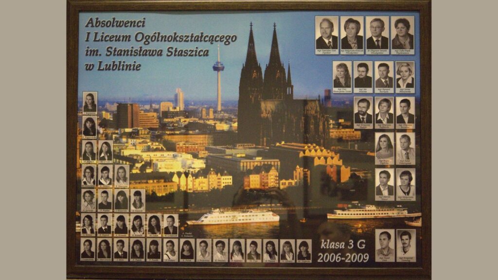 Opis ogólny: Tło zdjęcie panoramy Kolonii w Niemczech, z widokiem na katedrę, wieżowce i rzekę Ren. Statek na wodzie. Napisy: „Absolwenci I LO im. Stanisława Staszica w Lublinie. Klasa 3G, 2006–2009”. Układ: Nauczyciele w kolumnach po prawej stronie i na górze. Uczniowie w kolumnach po lewej oraz w dolnym rzędzie.