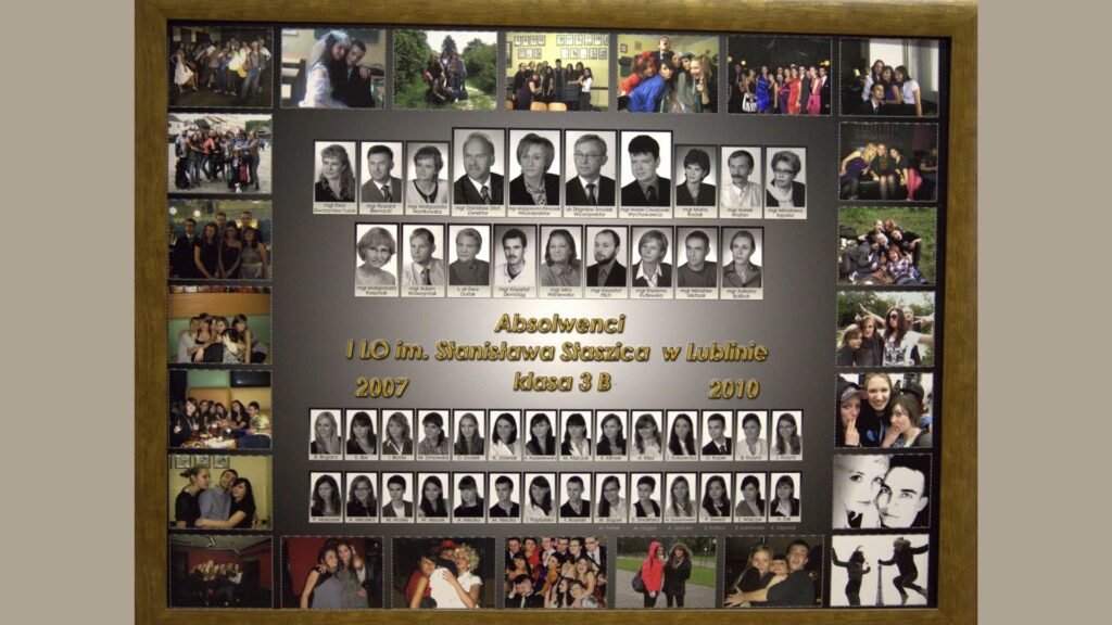 Opis ogólny: Tło ciemne, ramka drewniana. W centrum zdjęcia uczniów i nauczycieli, a po bokach i u dołu – zdjęcia z życia szkolnego: wycieczki, bale, spotkania towarzyskie. Kolorowe fotografie. Układ: Góra: portrety nauczycieli w dwóch rzędach. Środek: uczniowie w dwóch poziomach. Po bokach: luźne fotografie grupowe i sytuacyjne.