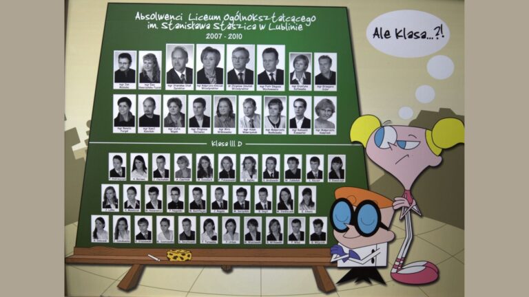 Opis ogólny: Tablica w formie zielonej, ukośnej tablicy szkolnej osadzonej na drewnianych nogach. Po prawej stronie widoczne są postacie z kreskówki „Laboratorium Dextera” – Dexter i Dee Dee. Dee Dee ma chmurkę z napisem: „Ale klasa…?!”. Układ: Górny rząd: portrety nauczycieli i wychowawcy w czarno-białych prostokątach z nazwiskami. Poniżej, dwa poziome rzędy uczniów klasy III D – łącznie 35 portretów. Wszystkie zdjęcia utrzymane w jednakowym stylu – twarze na jasnym tle, podpisywane pełnym imieniem i nazwiskiem lub inicjałem.