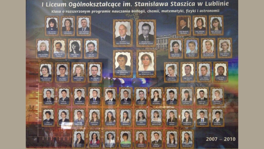 Opis ogólny: Tło w odcieniach fioletu z grafiką przypominającą pomoce naukowe – siatkę chemiczną i odręczne wzory. W tle zarys gmachu szkolnego. Układ: Górna połowa: portrety nauczycieli i wychowawcy – oprawione w ozdobne ramki. Dolna połowa: uczniowie – trzy poziomy portretów. Każde zdjęcie w ramce w stylu drewnianym. Podpisy z pełnym imieniem i nazwiskiem.