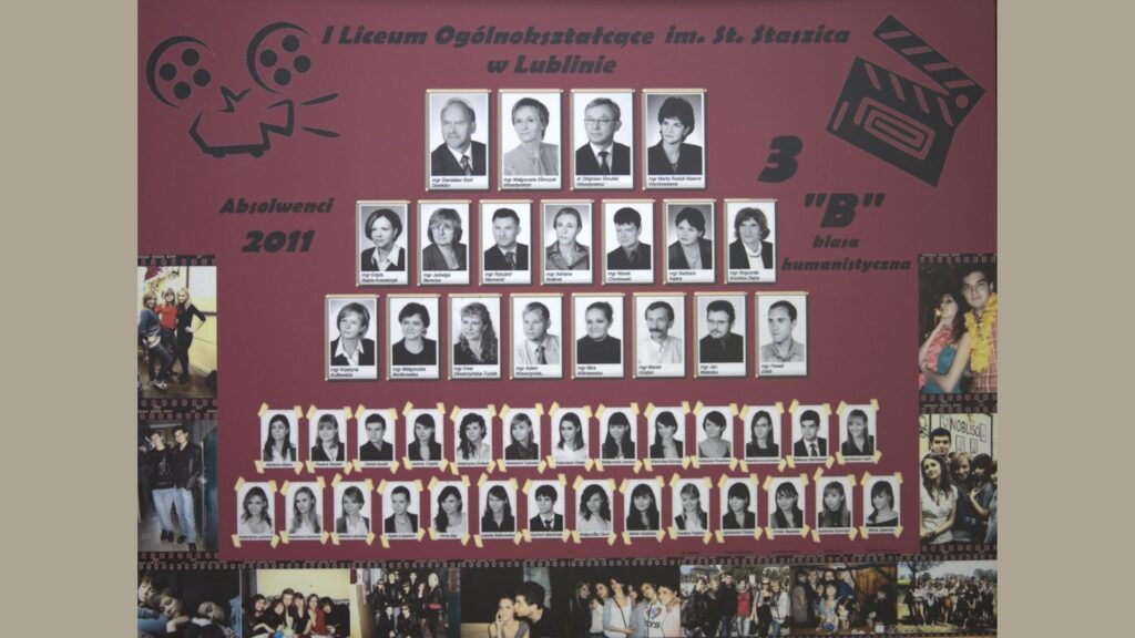 Opis ogólny: Tło bordowe, z grafikami stylizowanymi na temat filmu – kamera z dwoma rolkami taśmy filmowej, klaps filmowy. Po bokach i u dołu kolorowe zdjęcia klasowe z wycieczek i szkolnych zabaw. Układ: Góra: dyrekcja i grono pedagogiczne. Środek: nauczyciele klasy, następnie 2 rzędy uczniów. Każde zdjęcie jakby przyklejone żółtą taśmą do tablicy. Styl nowoczesny, połączenie formalności z elementami zabawy.