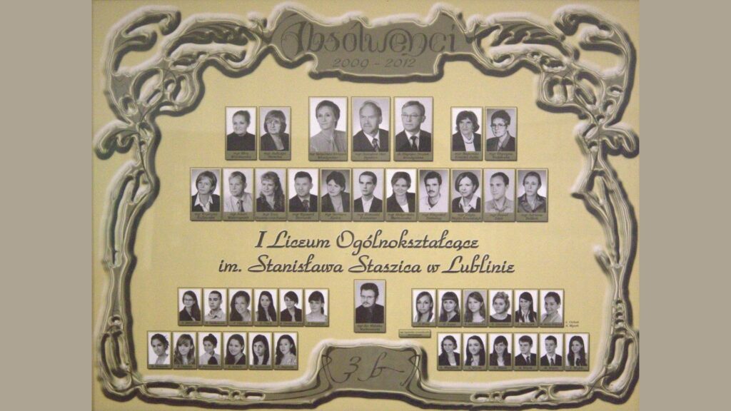 Opis ogólny: Tło beżowe z ozdobną, barokową ramką w stylu reliefu – przypomina ramę obrazu. Góra udekorowana napisem „Absolwenci 2009–2012”. Układ: Góra: nauczyciele i dyrekcja. Środek: uczniowie w trzech poziomach. Zdjęcia czarno-białe, ramki prostokątne, styl klasyczny. Każdy portret podpisany imieniem i nazwiskiem.