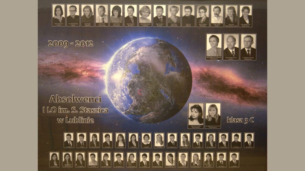 Opis ogólny: Tło to realistyczne zdjęcie Ziemi z kosmosu – na pierwszym planie planeta, w tle galaktyki, mgławice i gwiazdy. Styl graficzny przypomina grafikę NASA lub plakaty astronomiczne. Układ: Góra: dwa rzędy nauczycieli. Po prawej stronie – portrety wychowawczyń klasy 3C. Dół: trzy rzędy uczniów w jednolitym układzie, każdy podpisany.