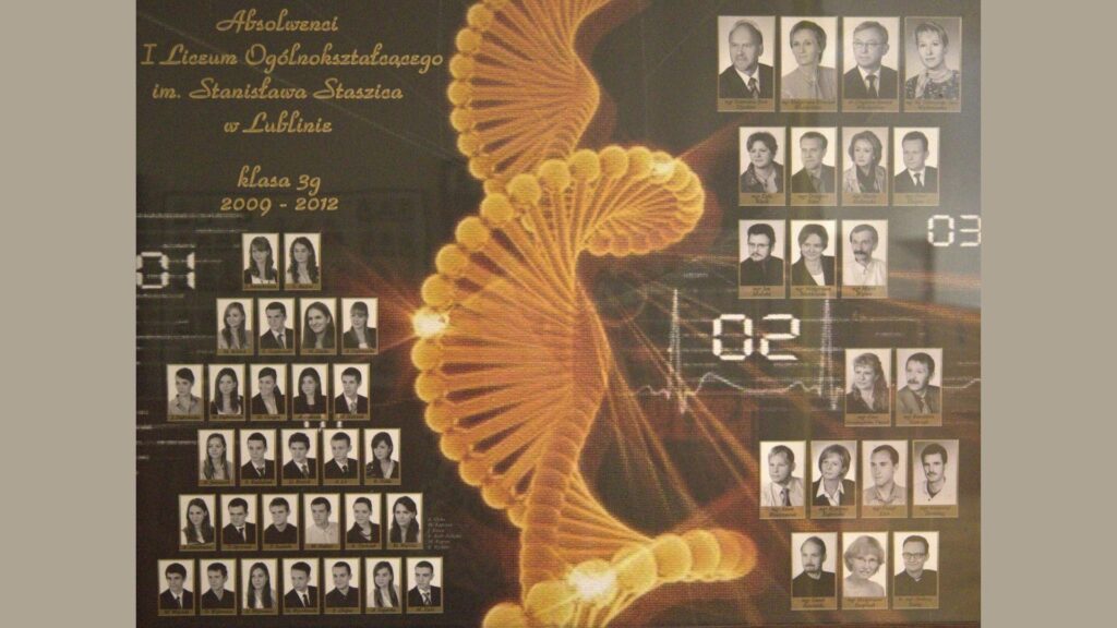 Opis tła: Tło ciemne, z realistyczną, świecącą wizualizacją spirali DNA w kolorze złotopomarańczowym. W tle widoczne cyfry, wykresy medyczne (linia EKG). Układ zdjęć: Po prawej stronie: dyrekcja i nauczyciele w trzech rzędach. Po lewej: uczniowie ułożeni w formie schodkowej, przypominającej strukturę DNA. Zdjęcia jednolite, czarno-białe z podpisami.