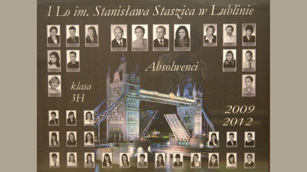 Tło przedstawia słynny most Tower Bridge w Londynie – nocna scena z otwartymi przęsłami mostu, podświetlonymi niebiesko-białym światłem, odbijającym się w wodzie Tamizy. Układ zdjęć: Górna część: nauczyciele i wychowawcy rozmieszczeni po bokach zdjęcia mostu. Uczniowie: ich portrety rozmieszczone po bokach i u dołu mostu. Wszystkie podpisane, styl czarno-biały, klasyczny.