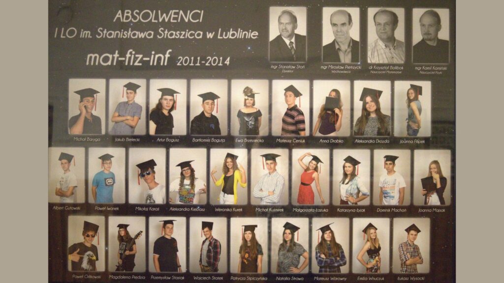 Tło i styl: Czarne tło z drobnymi jasnymi punktami przypominającymi gwiazdy. W górnej części znajduje się biały napis: "ABSOLWENCI I LO im. Stanisława Staszica w Lublinie – mat-fiz-inf 2011–2014" Zdjęcia nauczycieli: W prawym górnym rogu trzy czarno-białe zdjęcia kadry: dyrektor mgr Stanisław Stoń oraz nauczyciele – Mirosław Pietrzycki (wychowawca), Krzysztof Bolibok (matematyka), Kamil Kamiński (fizyka). Uczniowie: Uczniowie w trzech rzędach – łącznie 31 osób. Zdjęcia kolorowe, z białym tłem, pełne ekspresji i humoru: Niektórzy trzymają birety absolwenckie lub noszą je na głowach. Występują także elementy osobiste (np. gitara, okulary przeciwsłoneczne, zabawne pozy). Każde zdjęcie podpisane imieniem i nazwiskiem (np. Michał Baryga, Jakub Bielecki, Przemysław Stasiak itd.).