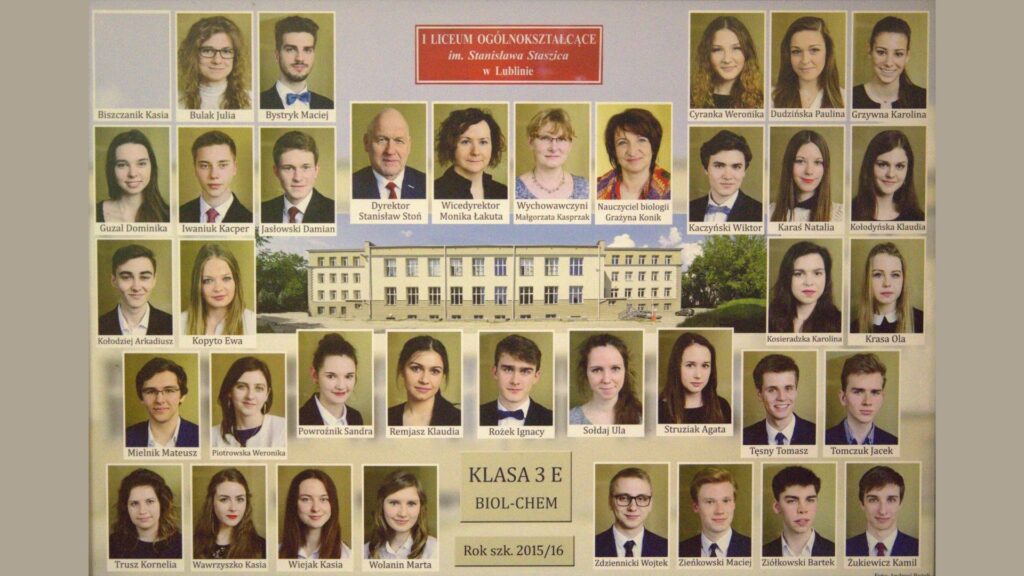 Tło i styl: Jasne, pastelowe tło z centralnym obrazem budynku szkoły. Układ geometryczny, zrównoważony, przejrzysty. Wszystkie zdjęcia są kolorowe i oficjalne. Górna część: Napis: „I Liceum Ogólnokształcące im. Stanisława Staszica w Lublinie” Zdjęcia dyrekcji i nauczycieli: Stanisław Stoń (dyrektor), Monika Łakuta (wicedyrektor), Małgorzata Kasprzak (wychowawczyni), Grażyna Konik (nauczycielka biologii). Uczniowie: 35 uczniów, zdjęcia ustawione w kilku rzędach wokół ilustracji budynku szkoły. Uczniowie pozują formalnie, w eleganckich strojach, tło jednolite w oliwkowym kolorze. Imiona i nazwiska umieszczone pod zdjęciami, m.in. Guzal Dominika, Jaślowski Damian, Kopyto Ewa, Zienkowski Maciej, Ziółkowski Bartek.