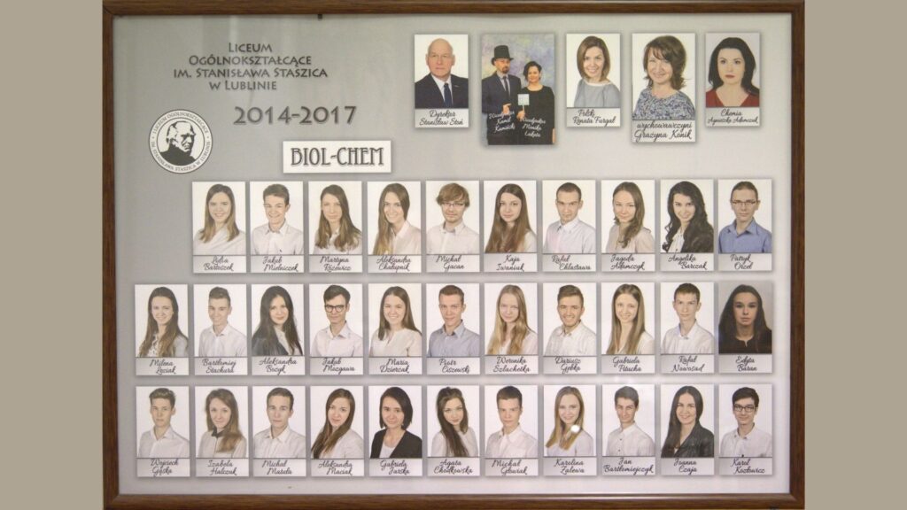 Tło i styl: Jasnoszare tło z ciemną ramą. Nad napisem "BIOl-CHEM" znajduje się godło szkoły z wizerunkiem Stanisława Staszica. W centrum zdjęcia dyrektora Stanisława Stonia oraz nauczycieli: Ryszarda Frączek (proboszcz), Grażyny Konik (wychowawczyni) i Agnieszki Abramczuk (chemia). Uczniowie: Zdjęcia uczniów są kolorowe, wykonane na jednolitym białym tle. Każda osoba nosi biały ubiór – koszule, bluzki, czasem elegancki krój. Występują 3 rzędy uczniów, imiona i nazwiska podpisane odręczną czcionką, m.in.: Ada Bartoszak, Michał Jacew, Patryk Orcel, Karol Kożuchowski, Joanna Czaja.