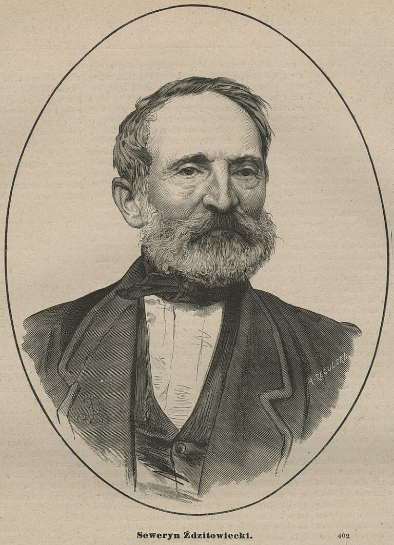 Rysunkowy portret Seweryna Żdzitowieckiego, publicysty i społecznika. Starszy mężczyzna z siwymi włosami, brodą i wyraźnymi zmarszczkami na twarzy. Ubrany jest w marynarkę, białą koszulę i wiązaną pod szyją czarną apaszkę. Portret wykonany jest techniką grawiury i ujęty w owalną ramkę. Styl rysunku oraz strój wskazują na drugą połowę XIX wieku. Żdzitowiecki wygląda poważnie, z dumą i mądrością w spojrzeniu.