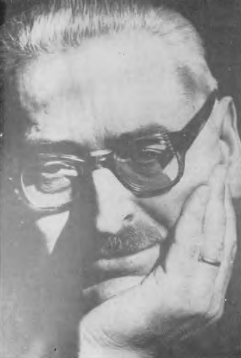 Zdjęcie czarno-białe, przedstawiające mężczyznę w okularach, ubrany formalnie w garnitur i krawat. Ujęcie portretowe z twarzą zwróconą lekko w bok. Styl zdjęcia sugeruje okres międzywojenny lub powojenny. Tło neutralne, wyraz twarzy spokojny.